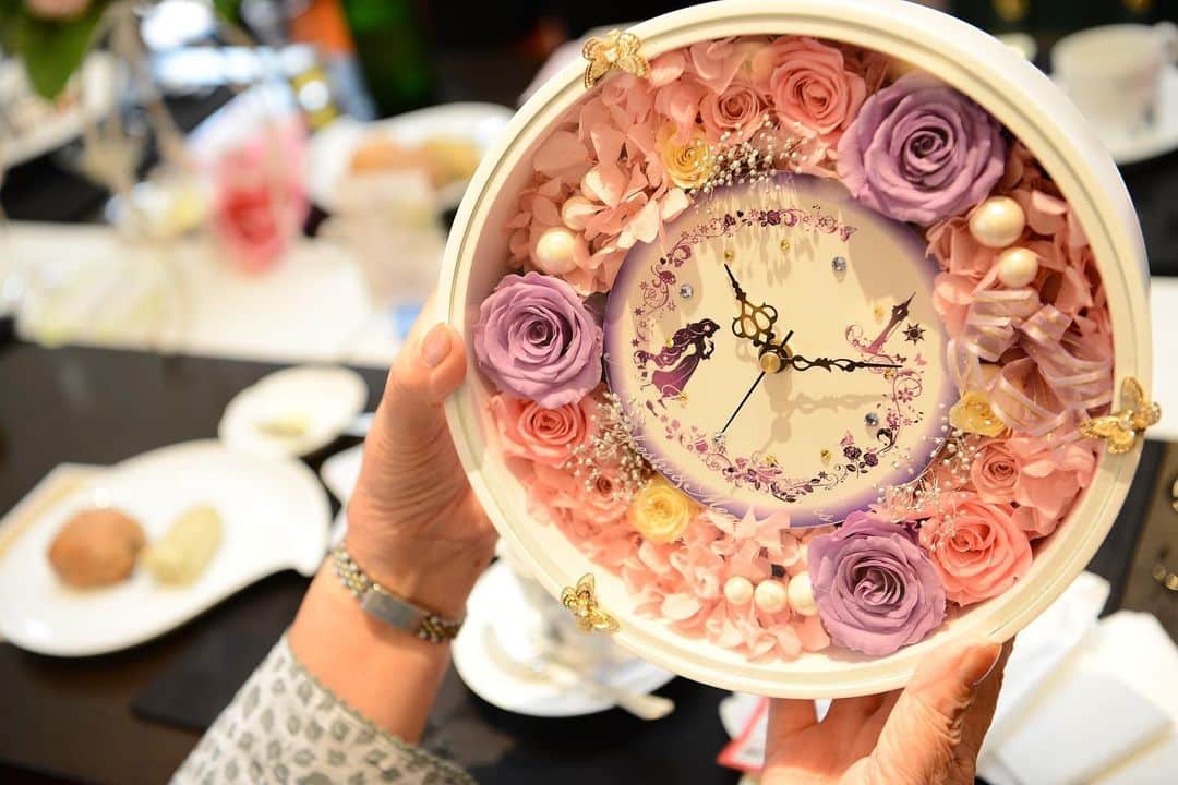 アニエス・ガーデン名張さんのインスタグラム写真 - (アニエス・ガーデン名張Instagram)「． ． @agnesgarden_nabari ． 【#両親ギフト 】 ． ご両親やご親族など披露宴でのプレゼントとして時計を選ばれた新郎新婦さま♡ ． ご結婚式において、時計には 同じ時を刻みましょう という素敵な意味合いがございます✨ ． 時計を手作りされても良いのではないでしょうか😌 大切な方へのプレゼントを、探してみてください🤗 ． ． *☼*―――――*☼*―――――*☼*―――――*☼*―― ． ． ＊おすすめフェア ． ． 7月26日(日)11時～・15時～ 【豪華試食付き】オマール海老&伊賀牛無料試食×貸切邸宅見学 ． 8月8日(土)11時～・15時～ 【アットホームウェディング】プレミアム試食×理想の結婚式相談 ． 8月13日(木)～8月16日(日)まで限定！ 【お盆限定】期間限定30万円特典＆来館でコスメプレゼント×じっくり相談 ． 8月16日(日)11時～・15時～ 【先輩花嫁人気No.1】フレンチフルコース試食×貸切邸宅見学 ． 問い合わせ＆ご予約受け付けております🙌 ． ． *☼*―――――*☼*―――――*☼*―――――*☼*―― ． 素敵な写真がたくさん！ 【#アニエスガーデン名張】 ぜひご覧ください⋆°｡✩ ． *☼*―――――*☼*―――――*☼*―――――*☼*―― ． #アニエスガーデン #花嫁  #結婚  #名張 #伊賀 #三重 #名張市 #伊賀市 #三重県 #結婚式 #披露宴 #プレ花嫁 #三重花嫁 #結婚準備 #披露宴演出  #三重結婚式 #大阪結婚式 #奈良結婚式 #結婚式準備 #両親贈呈品  #プレ花嫁準備  #三重県結婚式場 #両親へのプレゼント  #全国のプレ花嫁さんと繋がりたい  #日本中のプレ花嫁さんと繋がりたい ． ． Tel:0800-123-0214(フリーコール) 営業時間:平日11:00~18:00  土日祝10:00~19:00 定休日:毎週火曜・水曜」7月21日 12時20分 - agnesgarden_nabari