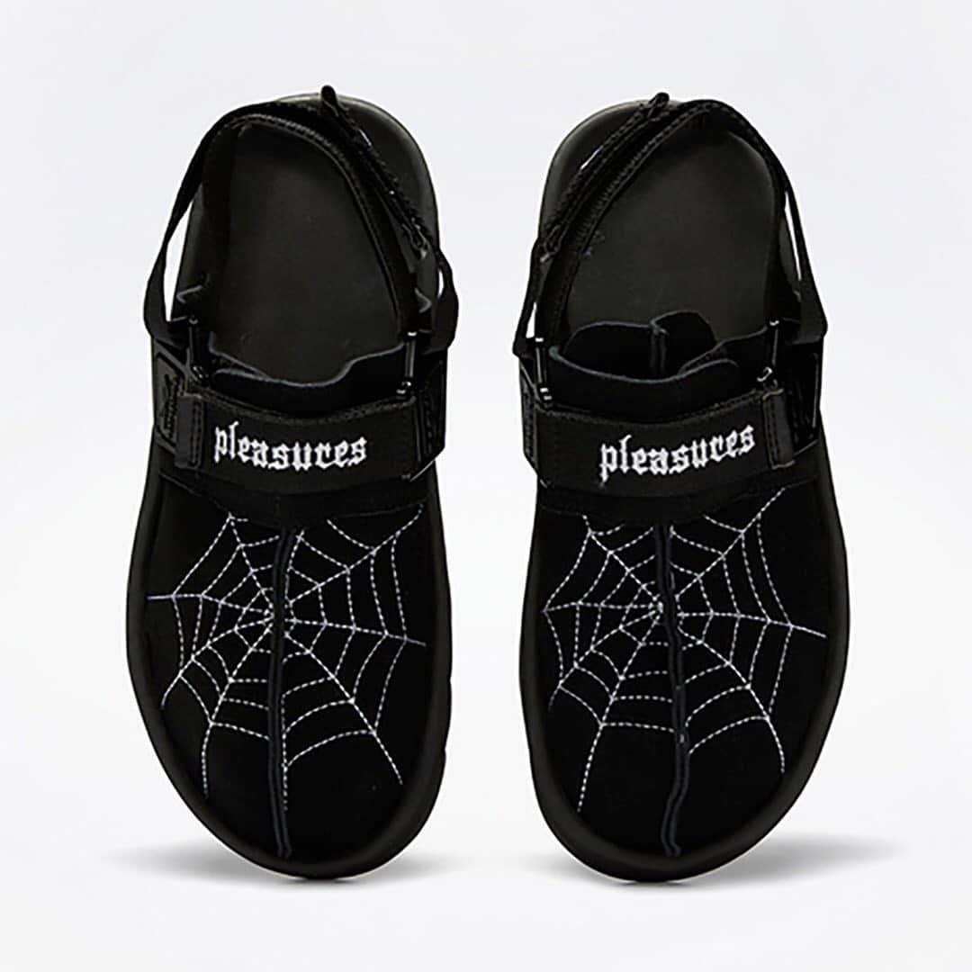 HYPEBEASTさんのインスタグラム写真 - (HYPEBEASTInstagram)「@hypebeastkicks: @pleasures and @reebok have now given an official look at their latest Beatnik collaboration. Constructed from premium suede, the sandal features a large embroidered spider web in white, PLEASURES’ branding on the velcro strap and a smaller spider emblem appears towards the heel. It’s set to arrive at the @goodhood web store on July 31, with raffle open for entry now.⁠⠀ Photo: @austinhunkins/Goodhood」7月21日 12時31分 - hypebeast