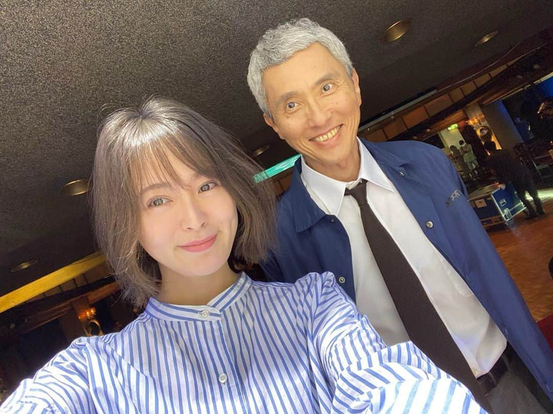 貫地谷しほりさんのインスタグラム写真 - (貫地谷しほりInstagram)「昨日解禁になりました。 家族も友達もニュースで見てくれたようで 沢山連絡が来て嬉しかったです(o^^o) 取り上げてくださったメディアの皆様、 ありがとうございましたm(_ _)m そしておとうちゃんと 久々に会いました。 相変わらずおっきかったです。 私はこの役のために髪をバッサリ切りました。 写真は少し長く見えますが🤔 落とし物にこだわる主人公のヒソカという人を演じました。 変わり者と思われてる面白い役！ 今月頭に言っていた早くお伝えしたい作品。 是非観て欲しいな。 8月24日20時から放送です！ #月曜プレミア8 #警視庁遺失物捜査ファイル #松重豊」7月21日 12時25分 - shihori_kanjiya