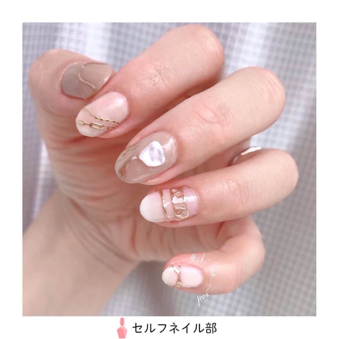 セルフネイル部 公式アカウントのインスタグラム：「(@chi_ina___nail)さんの、 「ring nail💍」を紹介します💅 . 〜やり方〜 ①全指ベースを塗る。 ②親指、中指にウィークリージェルNE-123 squirrel を二度塗り、薬指・小指にNE-76 White cloudを三度塗り。 ③小指にだけジーニッシュマニキュア(No.48 スワン)を二度塗り。(この工程は無くてもOK) ④人差し指は、NE-76 White cloudとNE-96 sandstoneとNE-123 squirrel をサッと置いて境目をボカして硬化。上からNE-123 squirrel を薄くワンコート。 ⑤ルルノンワイプトップジェルをしずくネイル筆(ライン筆を使いましたが爪楊枝でも)に少量取り、親指・薬指・小指にリングラインを描く。中指はラウンド筆などにジェルを取り上の方に斜めにつける。 ⑥ブラウンミラーパウダーをごく少量シリコンブラシに取りルルジェルをつけた部分に擦り付ける。よく擦って余りを払ったらクリアで軽くコーティング。 ⑦人差し指にチェーンラインのシールを貼って、マットコート、中指にシェルストーンを置いて完成。 • • 〜使う物〜 ♡ウィークリージェル (ne76 White cloud) (ne123 squirrel ) (ne96 sandstone) (マットコート) (クリア) • トップ ♡ルルノンワイプトップジェル • ベース ♡opi nail envy ♡homei ピールオフベースコート • パーツ類 ♡ブラウンミラーパウダー ♡シェルストーン (ともにメルカリでoshさんから購入) ♡チェーンラインのシール (キャンドゥ) • 道具 ♡しずくネイル筆(ライン用) ♡セリアのシリコンブラシ ♡ネイル工房のラウンド筆 • • 〜ポイント〜 シールはキラキラしているのでマットコートをしてみました^ ^ . 《セルフネイル部プロデューサー高橋からのコメント💅》 すてきなリングネイルにうっとり。。💍カラー使いからバランス、すてきです💅」