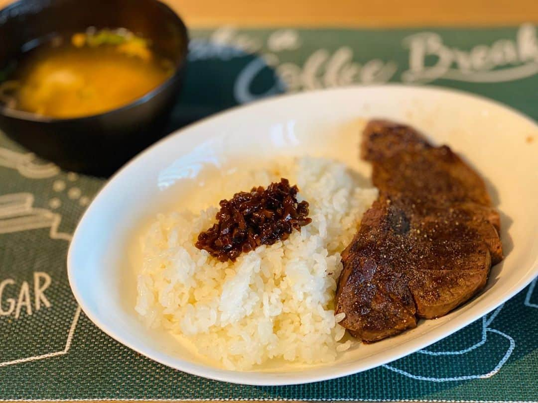 虎牙光揮のインスタグラム：「今日のランチ🥩🍚 #ステーキ丼 #steakbowl #lunch #yummy」