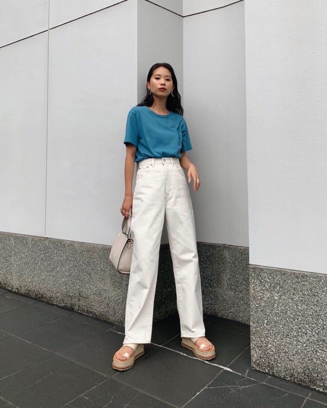 MOUSSY SNAPさんのインスタグラム写真 - (MOUSSY SNAPInstagram)「#MOUSSYSNAP @yunafujiki 167cm KYOTO PORTA STAFF/京都ポルタ店スタッフ ㅤㅤㅤㅤㅤㅤㅤㅤㅤㅤㅤㅤㅤ HIGH WAIST WHITE LOOSE STRAIGHT(010DSS11-0340) #MOUSSYJEANS COTTON LOOSE FIT TEE(010DSS80-0310) BOX SILHOUETTE 2WAY BAG(010DSG51-1200) JUTE SOLE TONG SANDAL(010DST52-0880) ㅤㅤㅤㅤㅤㅤㅤㅤㅤㅤㅤㅤㅤ #MOUSSY」7月21日 12時34分 - moussysnap