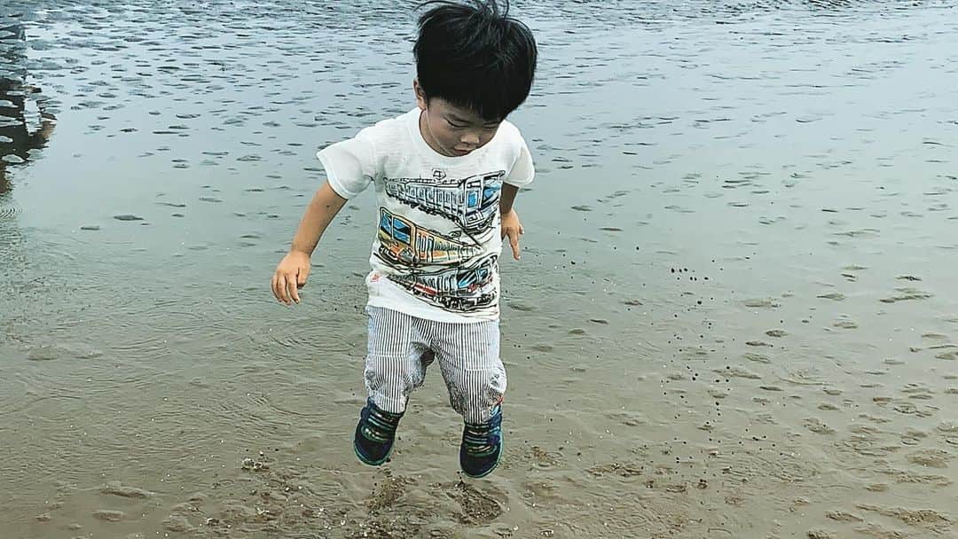 氷浦紫さんのインスタグラム写真 - (氷浦紫Instagram)「靴脱がせればよかった……  #海辺遊び #葛西臨海公園#2歳5ヶ月#男の子ママ#野外活動 #子育て記録」7月21日 12時49分 - yukalihiula
