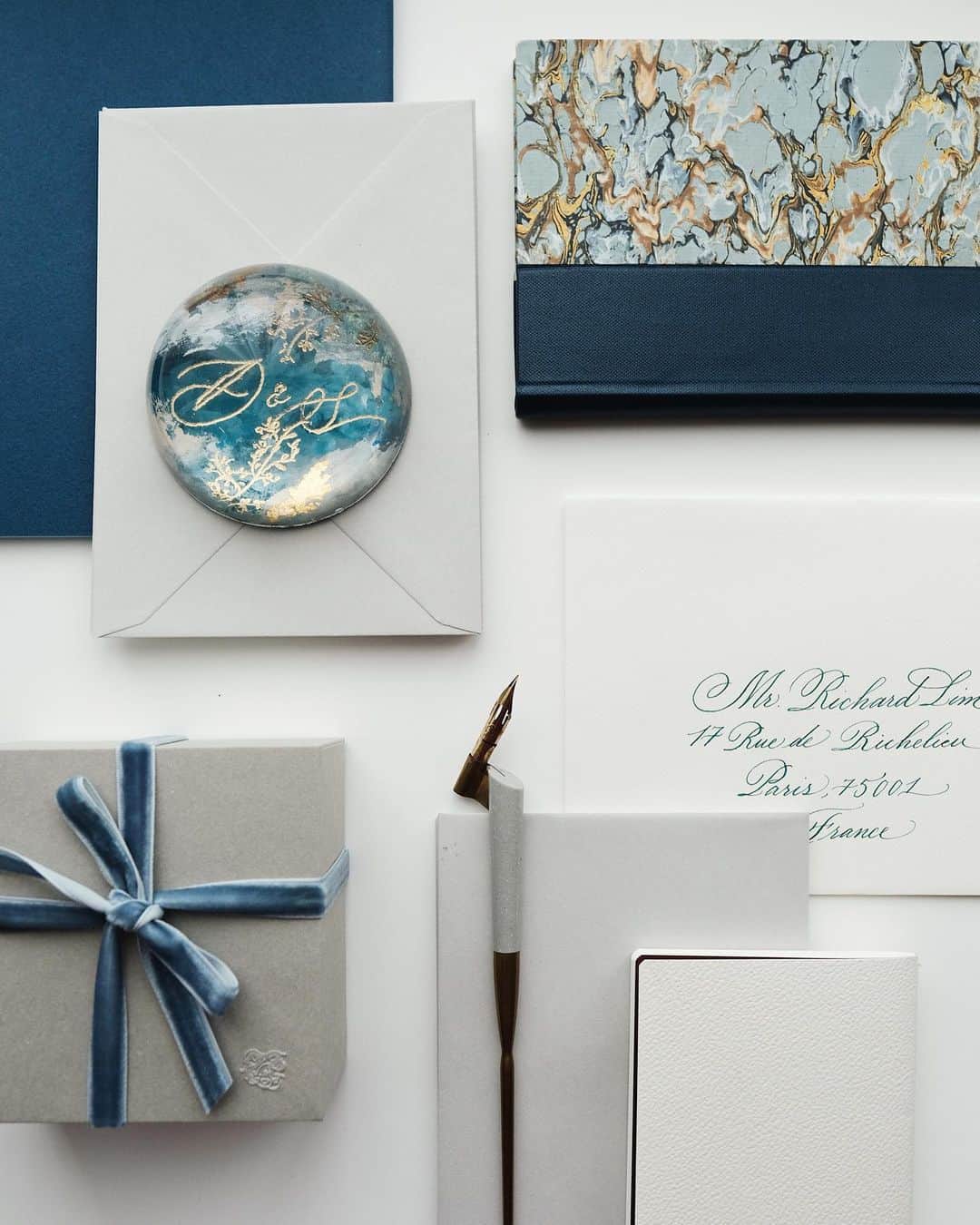 のインスタグラム：「All about blue Personalized hand-painted paper weight for @dikhadheansa  — #truffypi #paperweight #domeproject #glasspaperweight #personalizedgift #handpainted #painting #madetoorder #mixmedia  #calligraphystyling #tabletop #stationery #カリグラフィースタイリング  #artobject #waterdrop #bespokestationery #bespokegift #personalizedgift #monogram #calligraphylifestyle #artisanmade」
