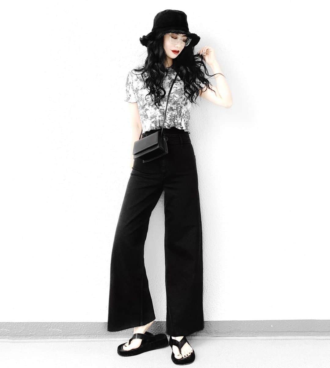 lve_xxxxのインスタグラム：「. . ZARAぱんつ。 下っ腹パンパンだ🐼爆  🅽🅴🆆 @lveu.official  𝗧𝗶𝗲 𝗱𝘆𝗲 𝘄𝗮𝘀𝗵𝗲𝗿 𝗰𝗿𝗼𝗽𝗽𝗲𝗱 𝘁𝗼𝗽𝘀  これ、着心地良きだし 実際に着ると可愛さ増します🙈笑  現在完売中ですが 【再入荷お知らせﾒｰﾙ】のご登録 是非宜しくお願い申し上げます🙇🏻‍♀️  帽子・BAG・ｻﾝﾀﾞﾙ・眼鏡 共にLVEU.  ｺｰﾃﾞｱｲﾃﾑ詳細は WEARをご覧くださいませ。  WEAR ： lvexxxx  💻 https://wear.jp/sp/lvexxxx/  －－－－－－－－－－－－－－－－－－  📢ｺﾒﾝﾄ頂ける際は、 最新投稿にお願い致します。  過去投稿に頂いた際、気がつかない事もあり お返事致しかねる場合が御座います🙇‍♀ ️」