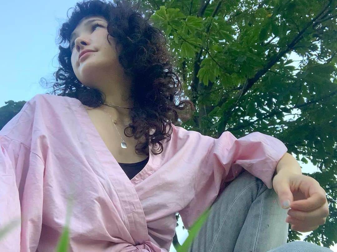 のインスタグラム：「Pink blouse dyed with wine  waste 🍇♻️💗 blouse→ @___aya_noguchi_aya___  by @ayanoguchiaya  choker→ @artidaoud  pendant→ send by my mother , years ago 😅😘♥️  #ayanoguchiaya  #ぶどう染め #artidaoud」