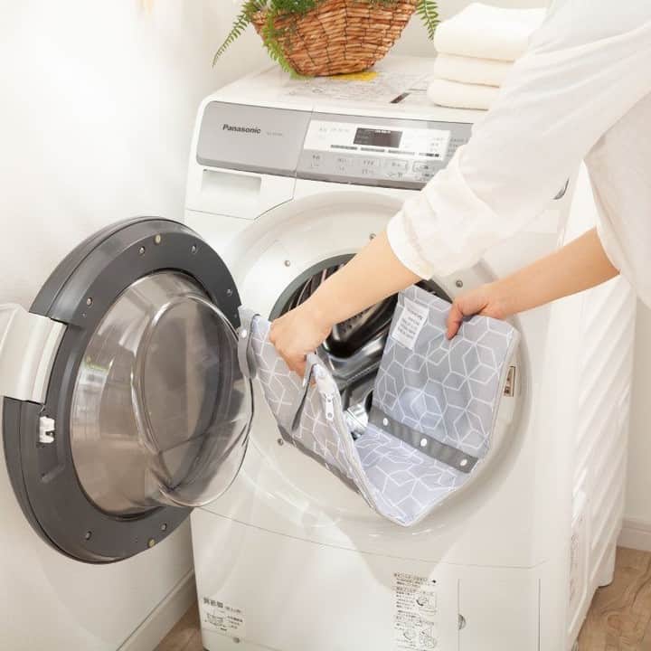カインズさんのインスタグラム写真 - (カインズInstagram)「たまった洗濯物は、カインズの洗濯ネットにおまかせ♩  トートバッグ型で肩にかけられ持ち運べる『まるごと洗えるランドリーバッグ』なら、そのまま洗濯機に入れるだけ。使わない時はスナップボタンでコンパクトにたためて、旅行などにも便利です。  『まるごと洗える 干せる 3ポケットネット』と『ポーチネット』は、洗濯物を小分けできるポケットで仕切り洗いも、またボタンを外して仕切りなしにも。物干し竿やハンガーに吊れるベルト付きで、洗濯物をネットに入れたまま干せるので、下着などの隠し干しができます。  細かい網目で糸くずや毛糸くずの侵入を防ぎ、ファスナーカバーで他の洗濯物の傷みを防ぎます。乾燥機にもご使用いただけます。(乾燥温度80℃まで)  まるごと洗えるランドリーバッグ M 価格 598円(税込) 【サイズ】 (約)幅40cm×高さ35cm  まるごと洗えるランドリーバッグ L 価格 880円(税込) 【サイズ】 (約)幅60cm×高さ50cm  まるごと洗える 干せる 3ポケットネット 価格 698円(税込) 【サイズ】 (約)幅25cm×高さ60cm  まるごと洗える 干せるポーチネット 価格 698円(税込) 【サイズ】 (約)幅20cm×高さ20cm、展開時幅40×高さ20cm  詳しくはこちら https://www.cainz.com/shop/g/g4549509630036/  ※一部店舗によりお取り扱いがない場合がございます。ご了承ください。  #cainz #cainzhome #カインズ #カインズホーム #くらしにららら #ランドリーバッグ #ランドリーネット #洗濯ネット #洗濯物 #洗濯 #3ポケット #ポーチ #ランドリーグッズ ッズ #トートバッグ型 #コンパクト #旅行 #小分け #仕分け #まるごと洗える #干せる #洗濯愛してる会 #洗濯機 #持ち運び #暮らしを楽しむ #暮らしを整える #暮らしの道具 #シンプルな暮らし #シンプルな生活 #シンプルライフ #おうち時間」7月21日 13時00分 - cainz_official