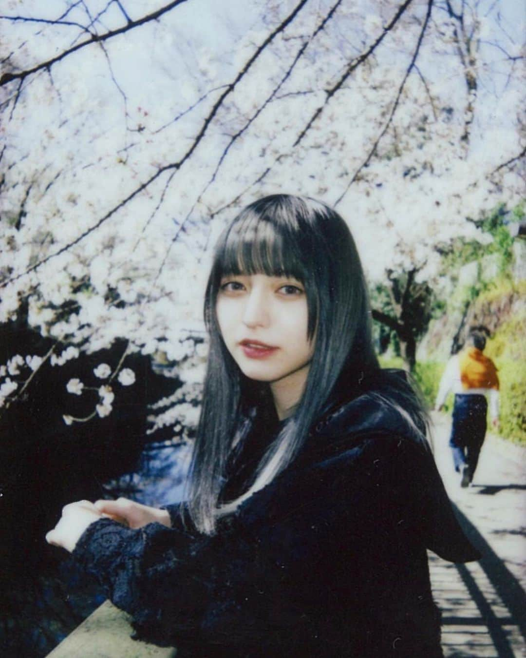 藤田ニコル（カメラ）のインスタグラム：「チェキで撮ったよ📷  桜×来夢ちゃん。🌸」