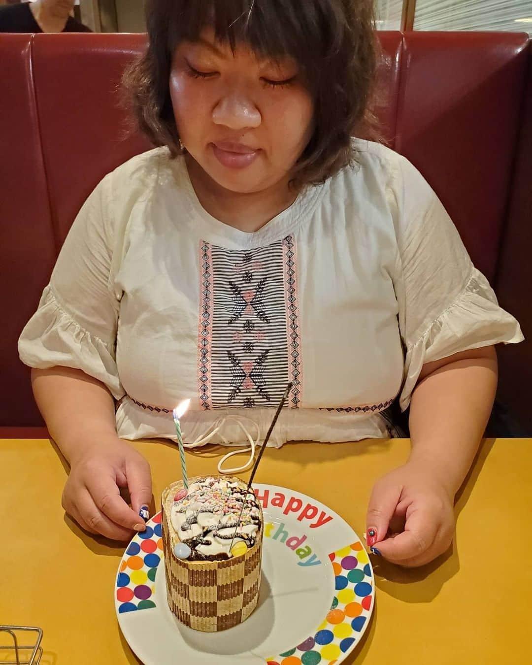 八つ橋てまりさんのインスタグラム写真 - (八つ橋てまりInstagram)「早めのお誕生日会を祝ってもらったやーつ♡  #ブロンコビリー にてアプリでお誕生日クーポンてのがあってね、、、🍰✨  花火パチパチなったよー🤗 こーいうの、子供だけしか駄目だと思ってたけど、いくつになっても嬉しいし楽しい😍 どーやら、みんな、ちょっぴり恥ずかしめで、でも写真は撮ってくれる優しいお方😊 よしくんにいたっては、店員さんが来たら逃げるとか言い出して🤣 あたし、一人でお祝いされるとこだったんだから🤣🤣🤣 そんなことありますー？？？？www  結果、凄い楽しかったー😋 逃げると言ってた、よしくんは、このあとファミレスはしごで祝ってもらおうかとか言ってたw  鼻に付いてるのも気付かないくらい、ケーキが美味しくて食べまくってしまった😊  お祝いって、いくつになっても嬉しいね🤗 みんな大好き♡  #お誕生日 #今月 #39歳 なりまふ#ケーキ #happy #笑顔 #ありがとう #ご馳走様でした #ステーキ #ハンバーグ #サラダバー #てまり」7月21日 13時03分 - temari.odebu