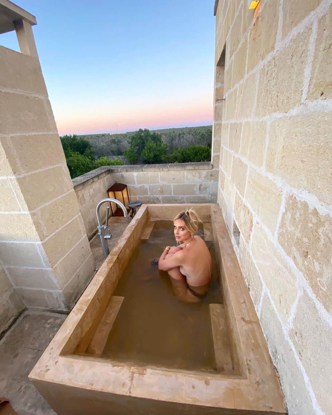 キアラ・フェラーニさんのインスタグラム写真 - (キアラ・フェラーニInstagram)「Outside bathtub is goals 🙌🏻」7月21日 4時31分 - chiaraferragni