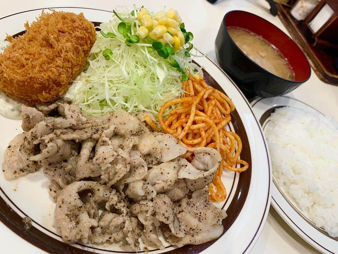 わっきーさんのインスタグラム写真 - (わっきーInstagram)「池袋で長年愛されている洋食屋へ。 視聴者さんのリクエストでした。 豚からしセットA。 塩麹と胡椒が効いた味付けが、堪らなくご飯が欲しくなる。 美味しかった。 リクエスト、ありがとうございました！  #キッチンabc  #定食  #定食屋  #洋食  #洋食屋  #b級グルメ  #池袋グルメ  #池袋ランチ  #youtube #youtuber #ユーチューブ #わっきーtv #わっきー #食レポ #飯テロ #飯テロ動画」7月21日 4時28分 - makoto_ishiwaki