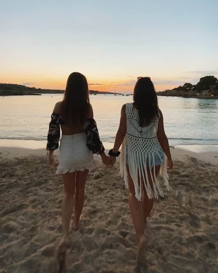 デシレ・コルデロ・フェレールのインスタグラム：「Que la vida nos una mil veces más ♥️👩‍❤️‍💋‍👩 🎥 @dansu92  🧚🏾‍♀️ @imlorenaduran」