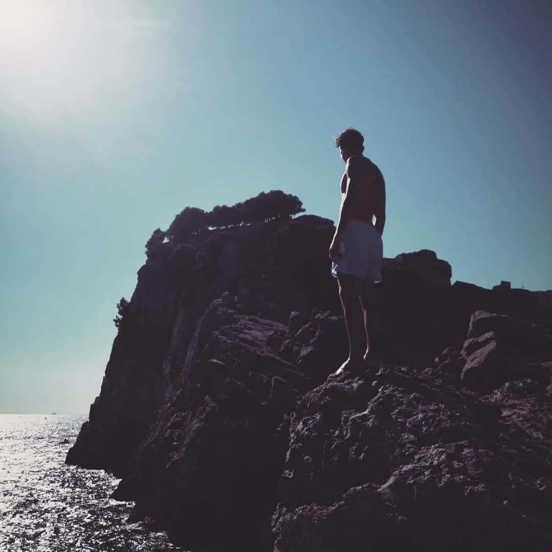 ダビデ・バリーティのインスタグラム：「cliff jump ☀️💦」