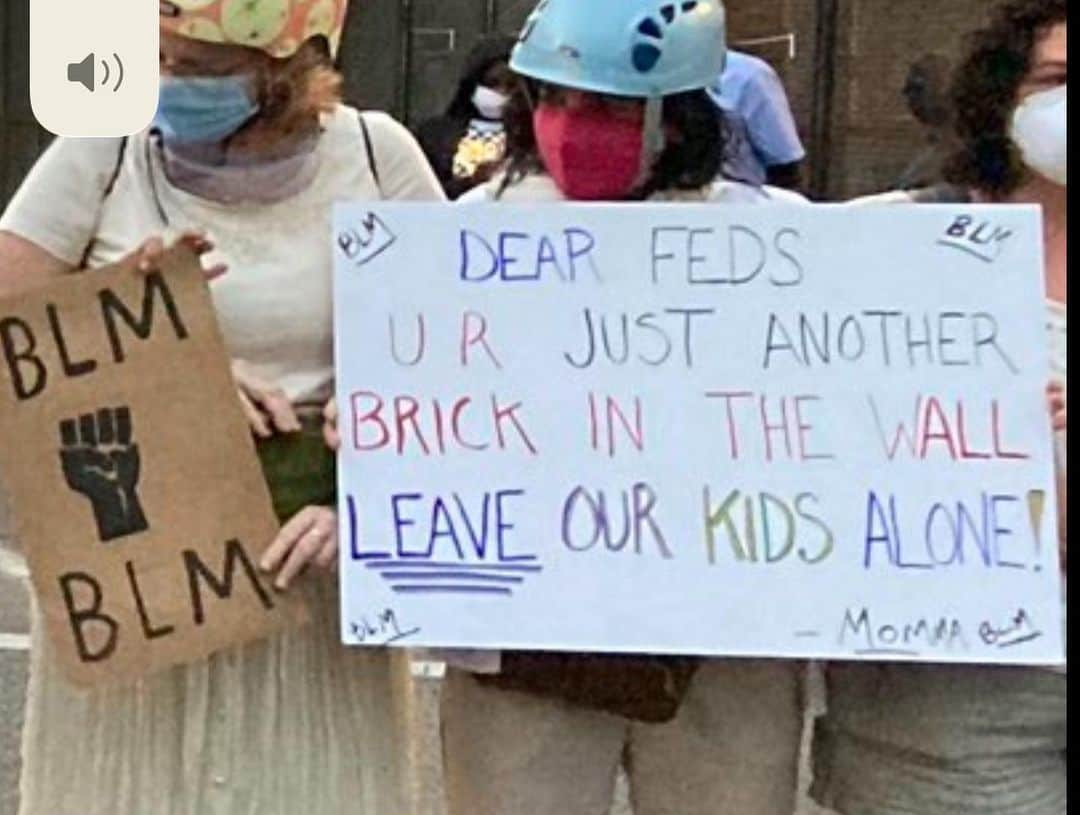 ミラーナ・ヴァイントゥルーブさんのインスタグラム写真 - (ミラーナ・ヴァイントゥルーブInstagram)「Trigger warning: violence.   Yesterday in Portland, Moms against police brutality linked arms chanting “leave our kids alone” and “feds stay clear, moms are here.” They got shot with tear gas.   Photo credit: Lindsey Smith @LindseyPSmith7 on Twitter」7月21日 4時53分 - mintmilana