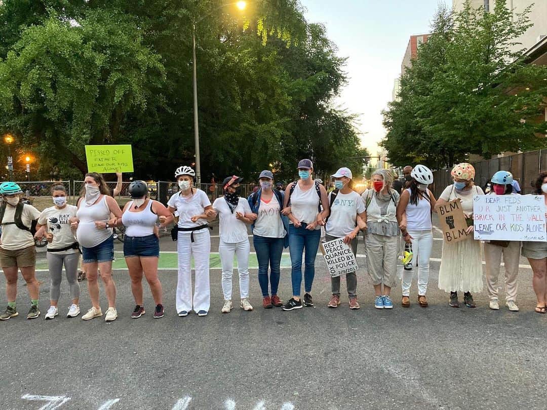ミラーナ・ヴァイントゥルーブのインスタグラム：「Trigger warning: violence.   Yesterday in Portland, Moms against police brutality linked arms chanting “leave our kids alone” and “feds stay clear, moms are here.” They got shot with tear gas.   Photo credit: Lindsey Smith @LindseyPSmith7 on Twitter」