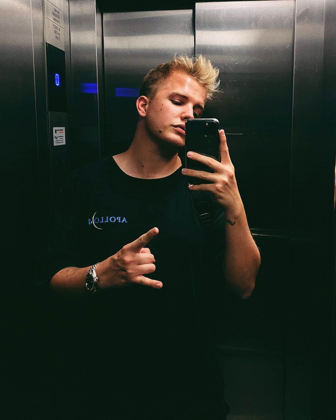 Kayefのインスタグラム：「Freitag neue Mucke 🔥 Die @beatgees und @twistedharmonies haben jeweils nen Remix zu #ichwürdlügen gemacht 🤟🏻 Gibts am Freitag auf Spotify!」