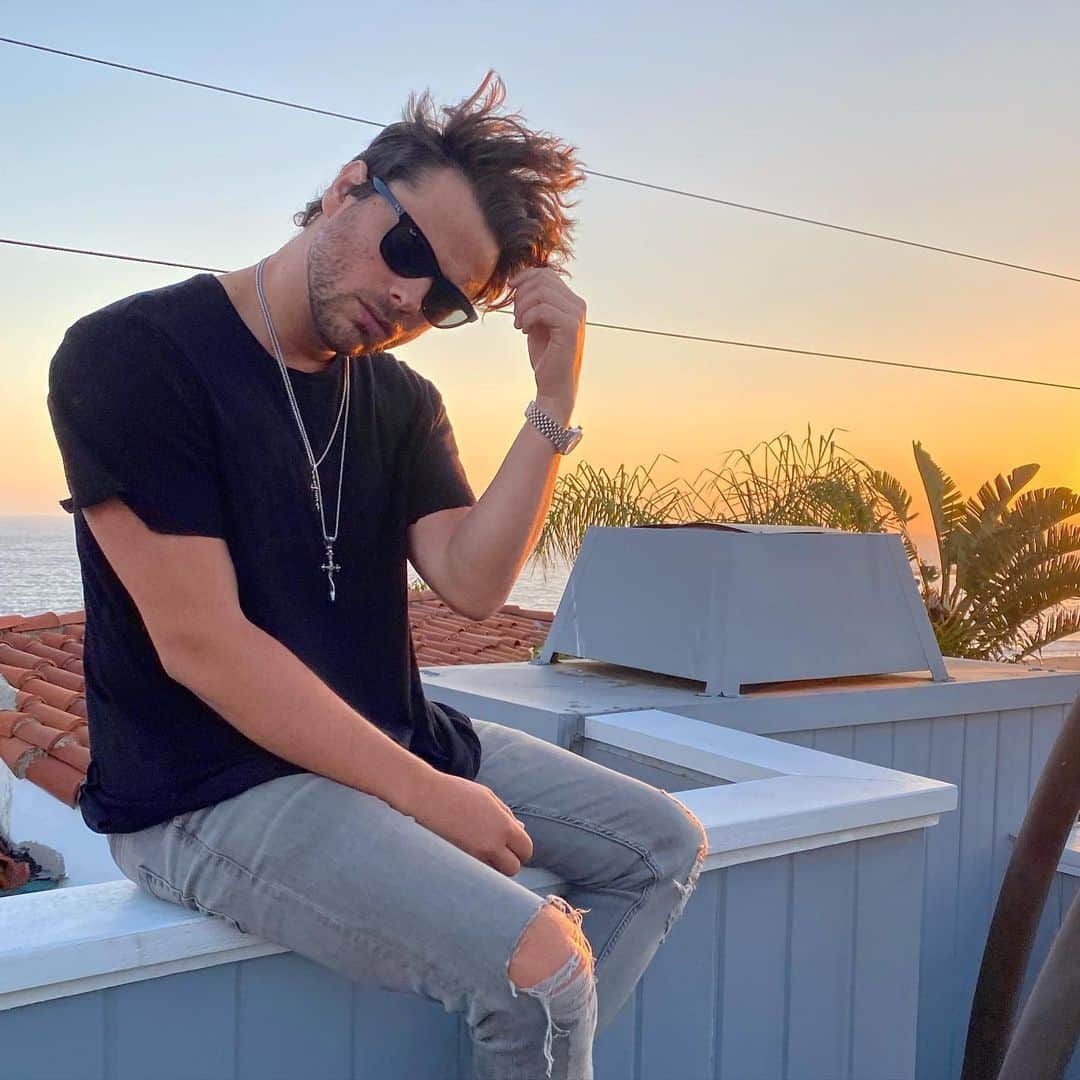 ギャレット・バックストロームのインスタグラム：「Diving into a new chapter of life...never lose hope...always stay optimistic...and never forget to appreciate a beautiful sunset!🤙😎🌅 @identity.la」