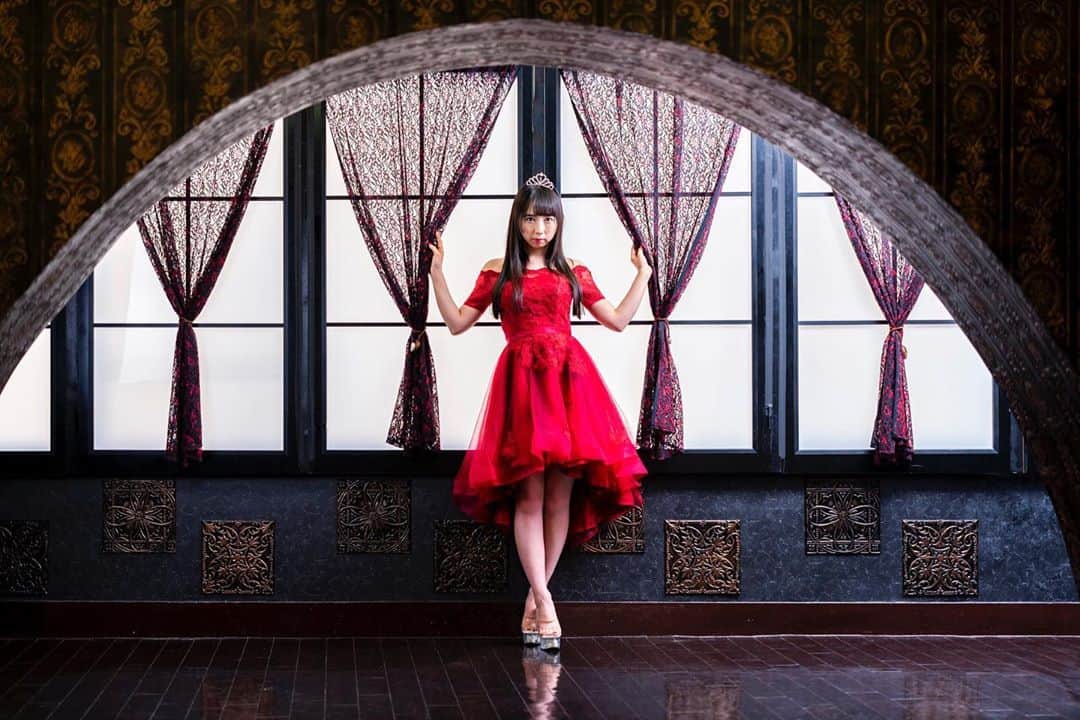 瀬戸栞のインスタグラム：「赤は私の色 #photo #portrait #photography #photograph #photo_japan #red #dores #ポトレ #ポートレート #instagram #instagood #followｍe」