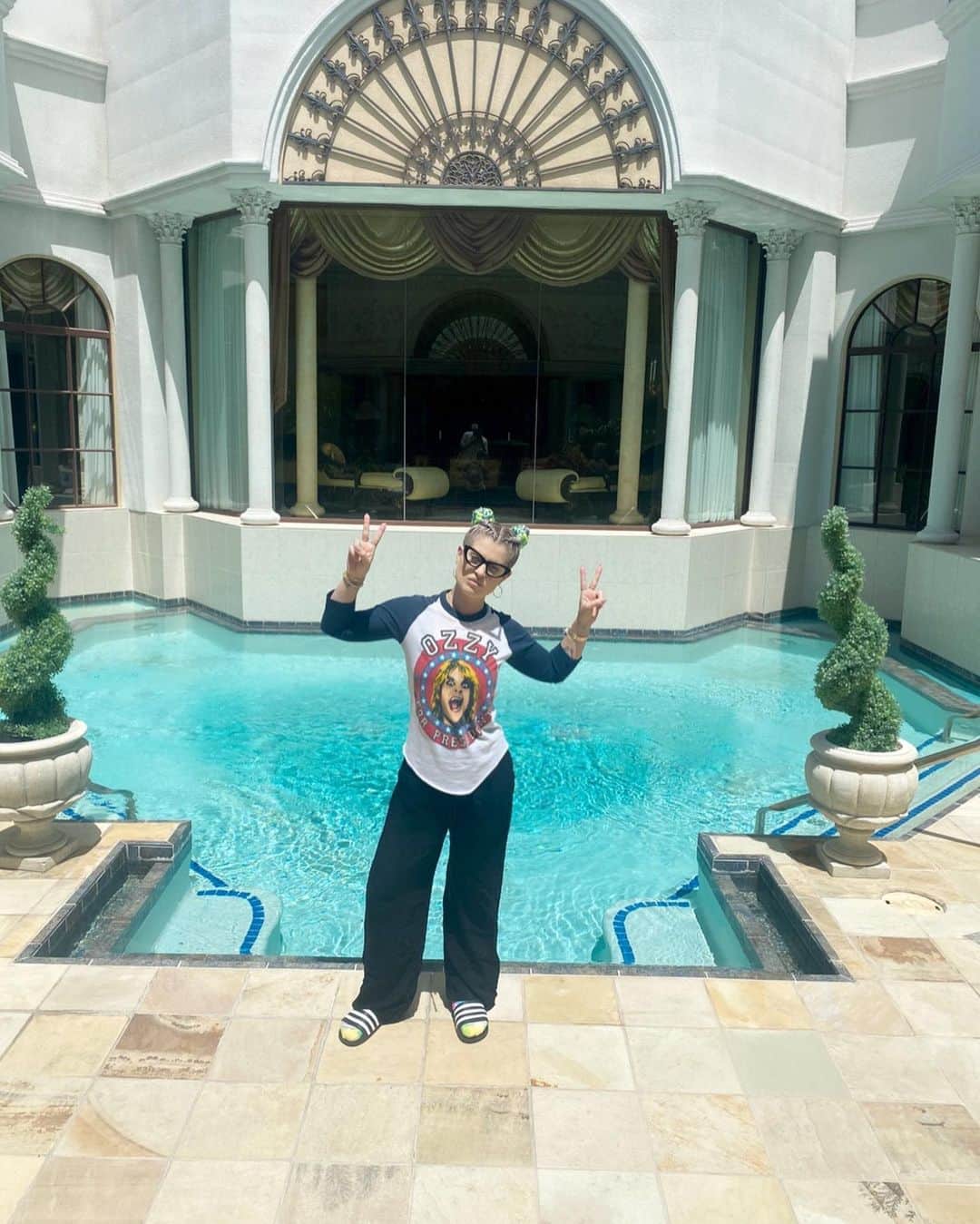 ケリー・オズボーンのインスタグラム：「I can’t thank @westgatevegas for taking such incredible care of me and my little family this weekend for our gateway in the sky!!!!! We only left the hotel room once to eat but it was exactly what the Dr ordered.」