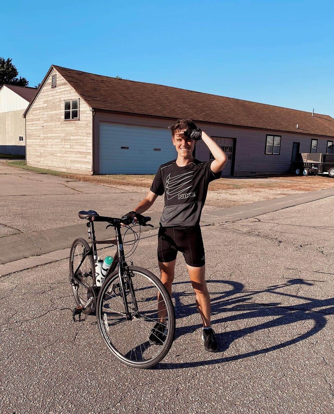 コナー・フランタのインスタグラム：「12 mile run & a 40 mile cycle later...fine I’ll train for an ironman 🥵」