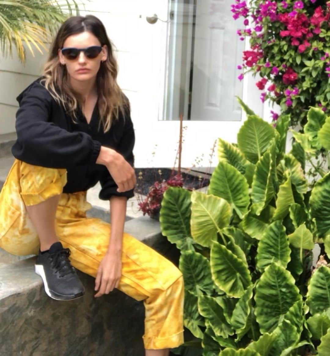 アマンダ・マーフィーさんのインスタグラム写真 - (アマンダ・マーフィーInstagram)「Entertaining myself. Quarantine day 150 something 👀 #selfportrait」7月21日 5時21分 - amandajeanmurphy