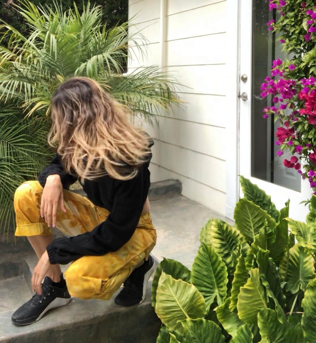 アマンダ・マーフィーさんのインスタグラム写真 - (アマンダ・マーフィーInstagram)「Entertaining myself. Quarantine day 150 something 👀 #selfportrait」7月21日 5時21分 - amandajeanmurphy