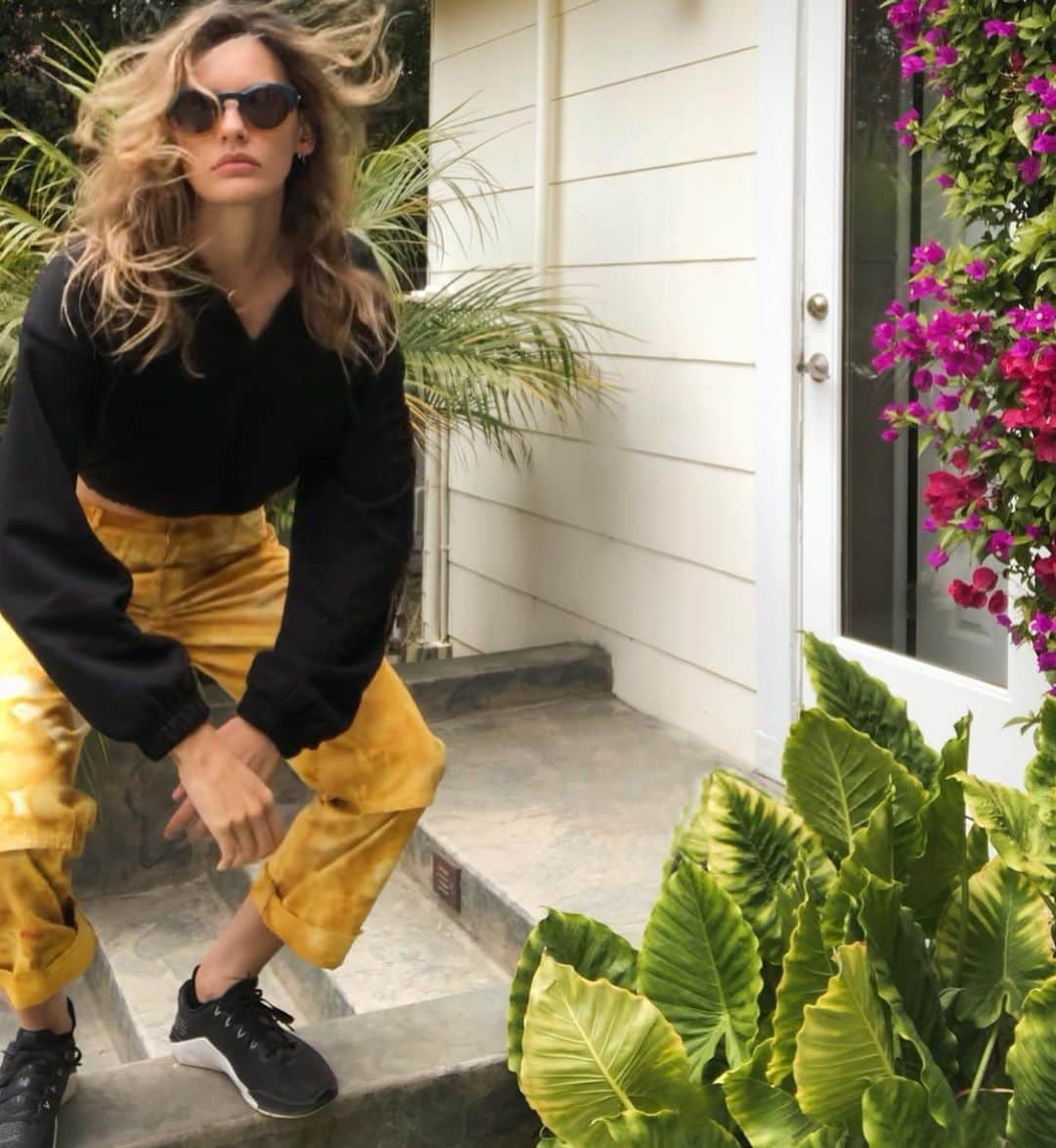 アマンダ・マーフィーさんのインスタグラム写真 - (アマンダ・マーフィーInstagram)「Entertaining myself. Quarantine day 150 something 👀 #selfportrait」7月21日 5時21分 - amandajeanmurphy