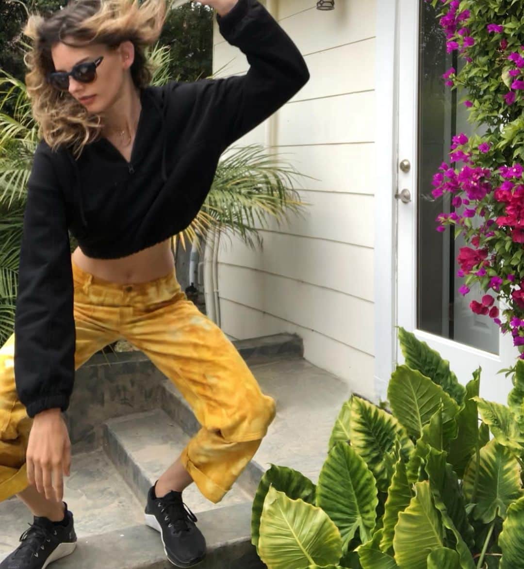 アマンダ・マーフィーさんのインスタグラム写真 - (アマンダ・マーフィーInstagram)「Entertaining myself. Quarantine day 150 something 👀 #selfportrait」7月21日 5時21分 - amandajeanmurphy