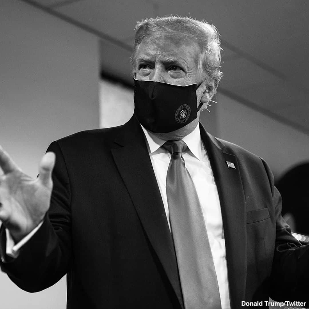 ABC Newsさんのインスタグラム写真 - (ABC NewsInstagram)「Pres. Trump tweets photo of himself wearing a mask, saying, "many people say that it is Patriotic to wear a face mask when you can't socially distance" and "There is nobody more Patriotic than me, your favorite President."  It wasn't clear what message, if any, he might be sending his nearly 84 million Twitter followers and supporters, but it just hours after he said he'd resume coronavirus task force briefings at the White House amid more bad poll numbers for his handling of the coronavirus crisis. The tweet follows months of resistance from the president over publicly appearing in a face covering. #donaldtrump #facemask #facecovering #covid19 #coronavirus」7月21日 5時46分 - abcnews