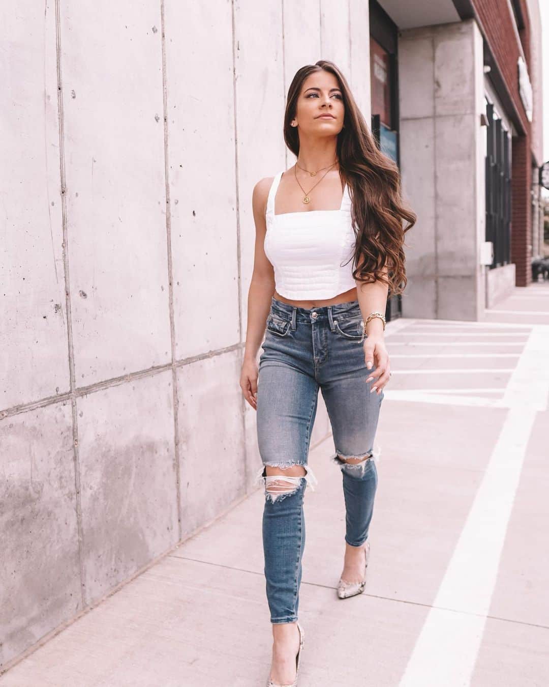Paige Reillyのインスタグラム：「Casual Monday stroll 😂😎⁣ ⁣ I am so happy to be partnering with @goodamerican to show you guys this outfit!!! (You can shop through goodamerican.com/Paige for an automatic discount 👇🏻 more info down below) I am obsessed with these pieces and the quality is unreal. Also, they are extremely inclusive with their size range (XS-4XL) 🙏🏻⁣ ⁣ Top: white croc corset top (size 1)⁣ Jeans: good legs crop jeans (size 0)⁣ ⁣ If you check out my story, I linked my link that gives you 20% off orders of $100 or more, and there is free shipping on orders over $75 🙌🏻🤍⁣」