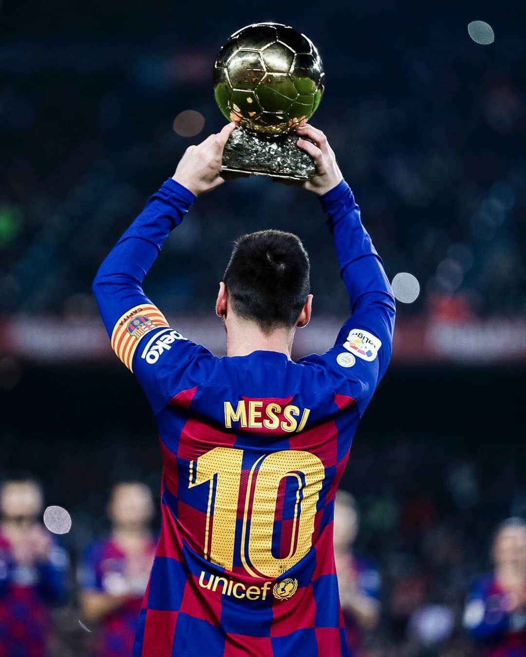FCバルセロナさんのインスタグラム写真 - (FCバルセロナInstagram)「France Football has announced that the Ballon d’Or will not be awarded this year. Nevertheless, everyone knows who the best is. 🐐  @leomessi, el mejor se mire por donde se mire 🐐」7月21日 6時07分 - fcbarcelona