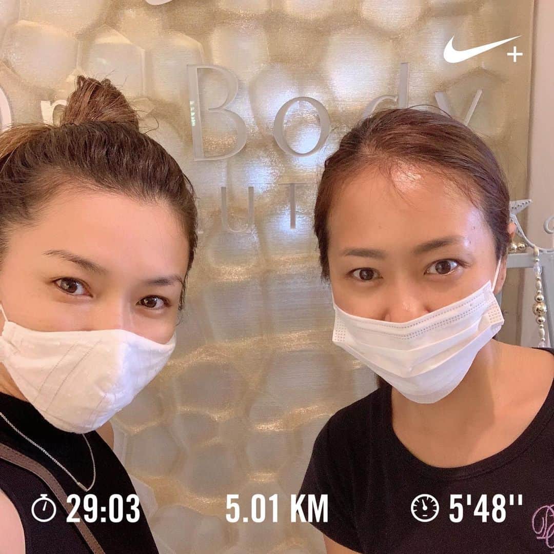 間瀬ゆきのインスタグラム：「久しぶりのバギーラン5km！ 朝から頑張ってきた❤  ちょっと停滞期入ってしまって やる気がすこーしなくなりかけてしまってたんだけど  先日 @dr.body_hawaii に行って 骨格矯正&キャビテーションしてもらったおかげか  今朝起きたらなんか体がスッキリ！ 体重はかってみたら停滞期抜け出しそうな感じ✨  嬉しいー😭  やっぱりたまにはプロの手を借りるの大事だなって思った！  お腹のお肉がなかなかなくならないのと 太ももに隙間ができないのが悩みだったんだけど  自分では腹筋とかプランクとか スクワットとか足パカ頑張ってやってたの。  でもプロに見てもらったら どうやら私は腰回りとか背中が凝り固まってるらしく そこで血行が悪くなってて お腹周りとか腰回り、お尻、太ももに 肉がつきやすいみたい😫  しっかりプロの手でほぐしてもらったおかげで かなりスッキリしたよ❤  でも、私の肩甲骨はうまってしまっているらしく😂 一度ではほぐしきれなかったそうなので また行かなくっちゃー💦  こういうことってなかなか自分じゃ気付けないよね🥺  正直、子育てしてるから 時間もお金もあんまり割けないから 自力でできる範囲で頑張ろうと思ってはいて ここまでも産後2ヶ月の時に 2回骨盤矯正行っただけで あとはなににも頼らずひたすら自分で頑張ってきた。  けど、自分だけじゃ限界の部分もあるよね😔  この先も基本的には自力で頑張るけど たまにプロに力を借りてこうと思います。  ちなみに、@dr.body_hawaii では 7月中は在住の方向けでお得な金額なんだよ🙌  行くなら今がチャンスー😍  今なら 25分コース ＄50 50分コース ＄90 75分コース ＄125  ＜オプション ＞ キャビテーション・サーマエントラスト（10分/1部位）・電気バリブラシ（15分） ＄40  （州税、チップ抜き）  パーキングチケットもついてるので安心✨  お店もとってもキレイだし コロナ対策もばっちりされてた👍  #run #running #ランニング #復帰ラン #産後復帰ラン #バギーラン #buggyrunning #runningstroller #thule #産後ダイエット #ダイエット #ハワイ子育て #ハワイ育児 #ハワイ出産 #ハワイ移住 #子連れハワイ #生後11ヶ月 #2019年8月生まれ #8月生まれ #男の子ママ #新米ママ #新米ママと繋がりたい #育児記録 #hawaii #ハワイ #ハワイ旅行 #hawaiilife #luckywelivehawaii #maseyukihawaii」