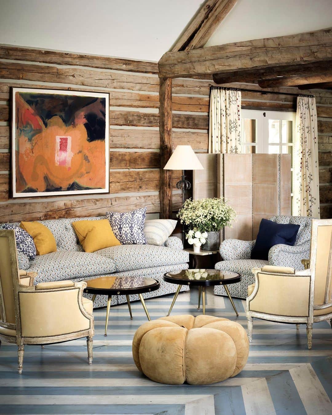 ELLE DECORさんのインスタグラム写真 - (ELLE DECORInstagram)「This lodge located in Jackson Hole, Wyoming was designed by @jeffreybilhuber, who is known to bring his signature eclecticism into rustic settings. To balance out all the brown of this home, Bilhuber added as much color as he could, and "painting the stripes on the floor was a significant step forward," he says. The family room’s custom sofa and matching armchair are in a Jasper fabric and the painting is by Helen Frankenthaler. Click the link in bio for the full home tour as seen in our Summer 2020 issue. Produced by @dmmaciver. Photography by @douglasfriedman.」7月21日 6時23分 - elledecor