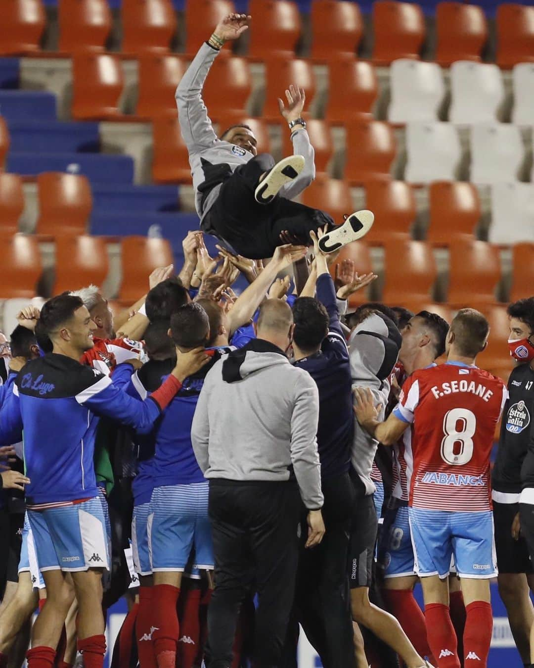 LFPさんのインスタグラム写真 - (LFPInstagram)「❤️🤍💙 One more season in #LaLigaSmartBank, @club_deportivo_lugo! 🙌🏻 • ❤️🤍💙 ¡El Lugo celebra su salvación en LaLiga SmartBank! 🙌🏻 • #Lugo #Juanfran #LaLiga」7月21日 6時27分 - laliga