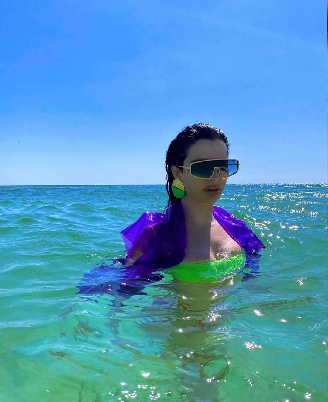 Monica Sordoのインスタグラム：「Always Vibrant vibes via Creative Director and Art Consultant @aureta wearing the #NSxMS “Fluo Gala EarSculptures” 🍏🍇now available at @brownsfashion and @farfetch #Monicasordo #NausheenShah」
