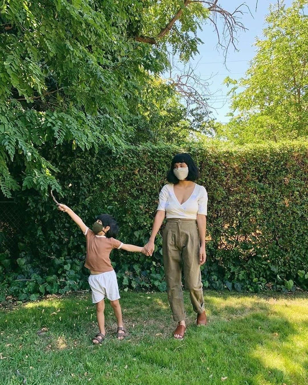 グラフ&ランツのインスタグラム：「Our kids masks are here! This cuteness that we just can’t handle via @melissasonico and her boy Harrison ❤️  These are designed to fit ages 5-12, and feature a built in filter pocket (we now have kids size filters on our site!). Tap to shop.」