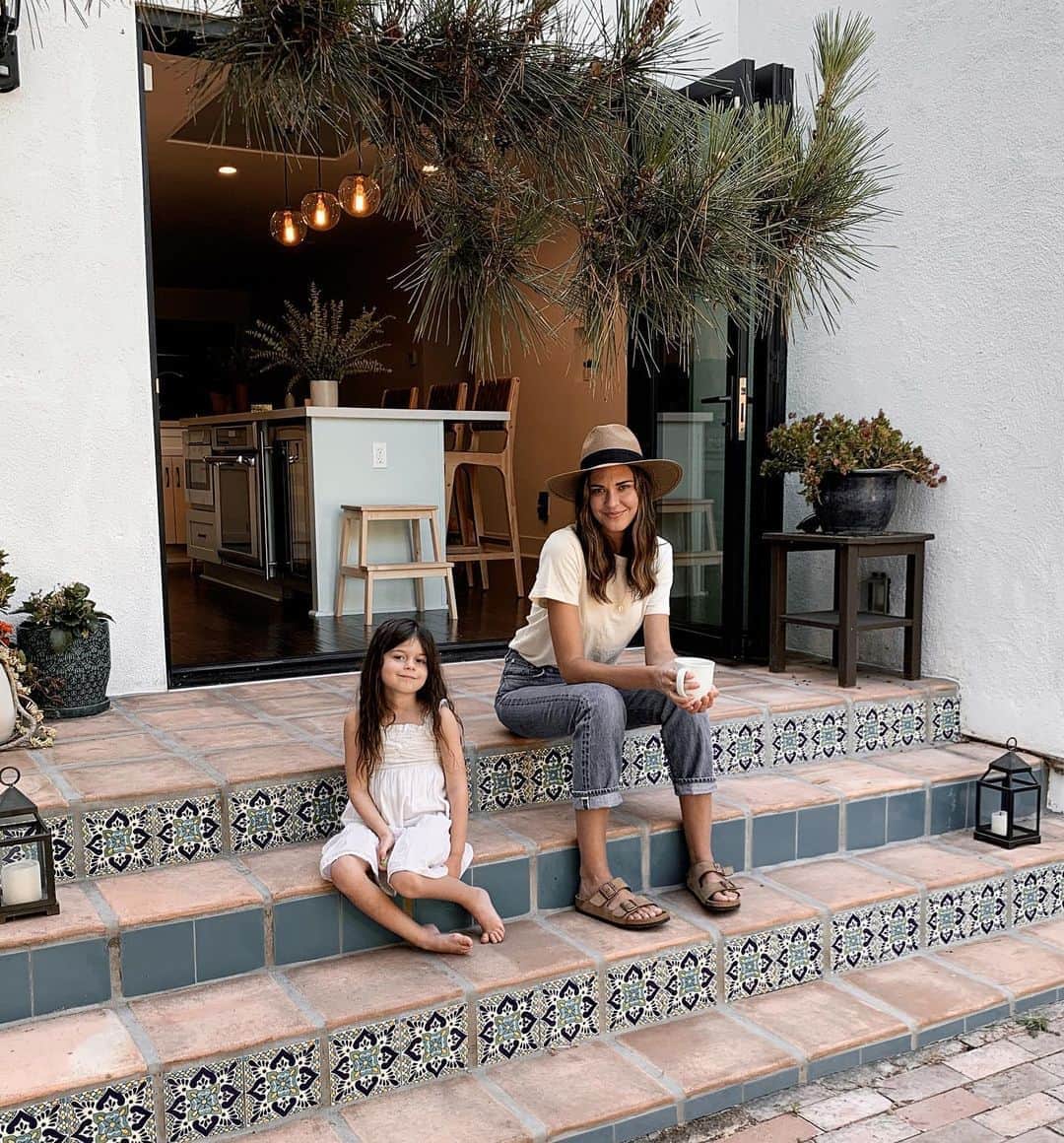 のインスタグラム：「Home with my girlfriend. 🖤」