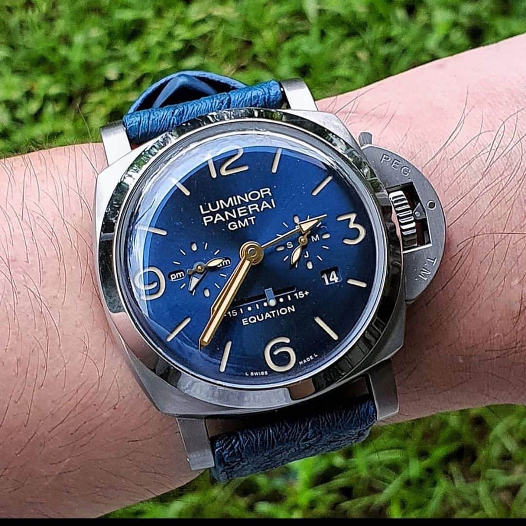 パネライのインスタグラム：「Do you think the Equation of time function like the one on the #Panerai #PAM670 is interesting or overkill.   If you are wondering. The equation of time is the measurement of the difference between actual time and the conventional time used in everyday life. It is a classic complication of Haute Horlogerie, which harks back to the ancient link between time measurement and astronomy. Because of the elliptical orbit of the Earth round the Sun and the particular tilt of the Earth’s axis of the rotation in relation to the equator, a day is exactly 24 hours long only four times in a year, while on all other days there is a difference between real time (solar day) and conventional time, by which a day may be up to about 15 minutes longer or shorter, depending on the time of the year. This information is displayed on the linear indicator on the bottom of the dial.  Pic by @sg_paneristi #paneraicentral」