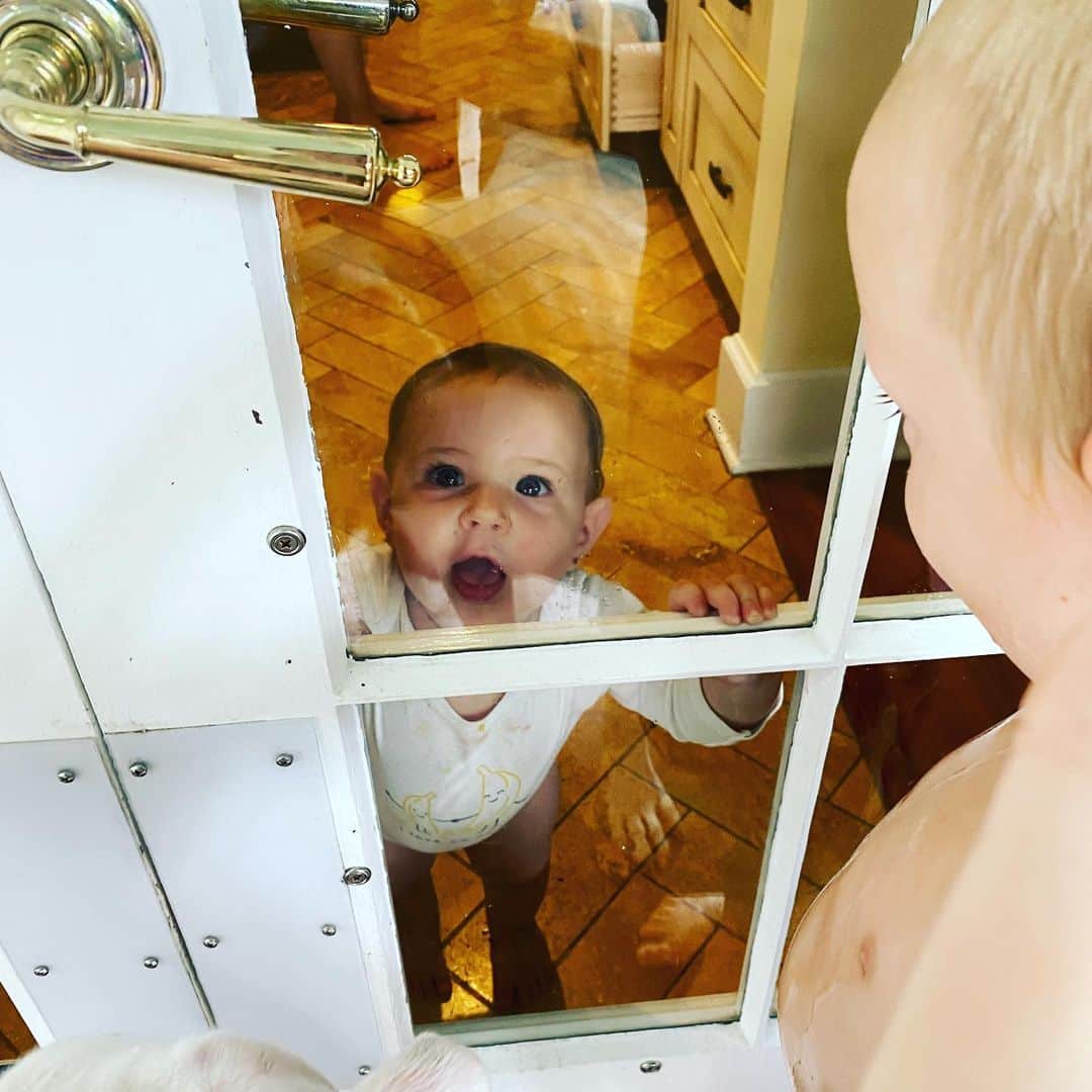 ニック・カーターさんのインスタグラム写真 - (ニック・カーターInstagram)「She just wants to come out and play with her brother ☺️」7月21日 6時51分 - nickcarter