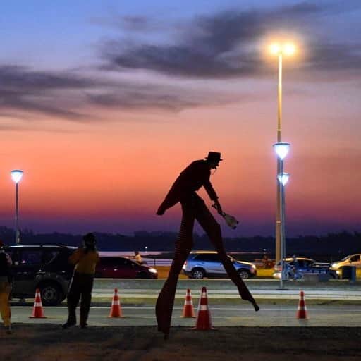 のインスタグラム：「AFP Photo 📷 Norberto Duarte - An actor performs during the play 'Pinocchio' at a drive-in theater in the costanera of Asuncion on July 18, 2020 in the midst of the COVID-19 coronavirus pandemic.」