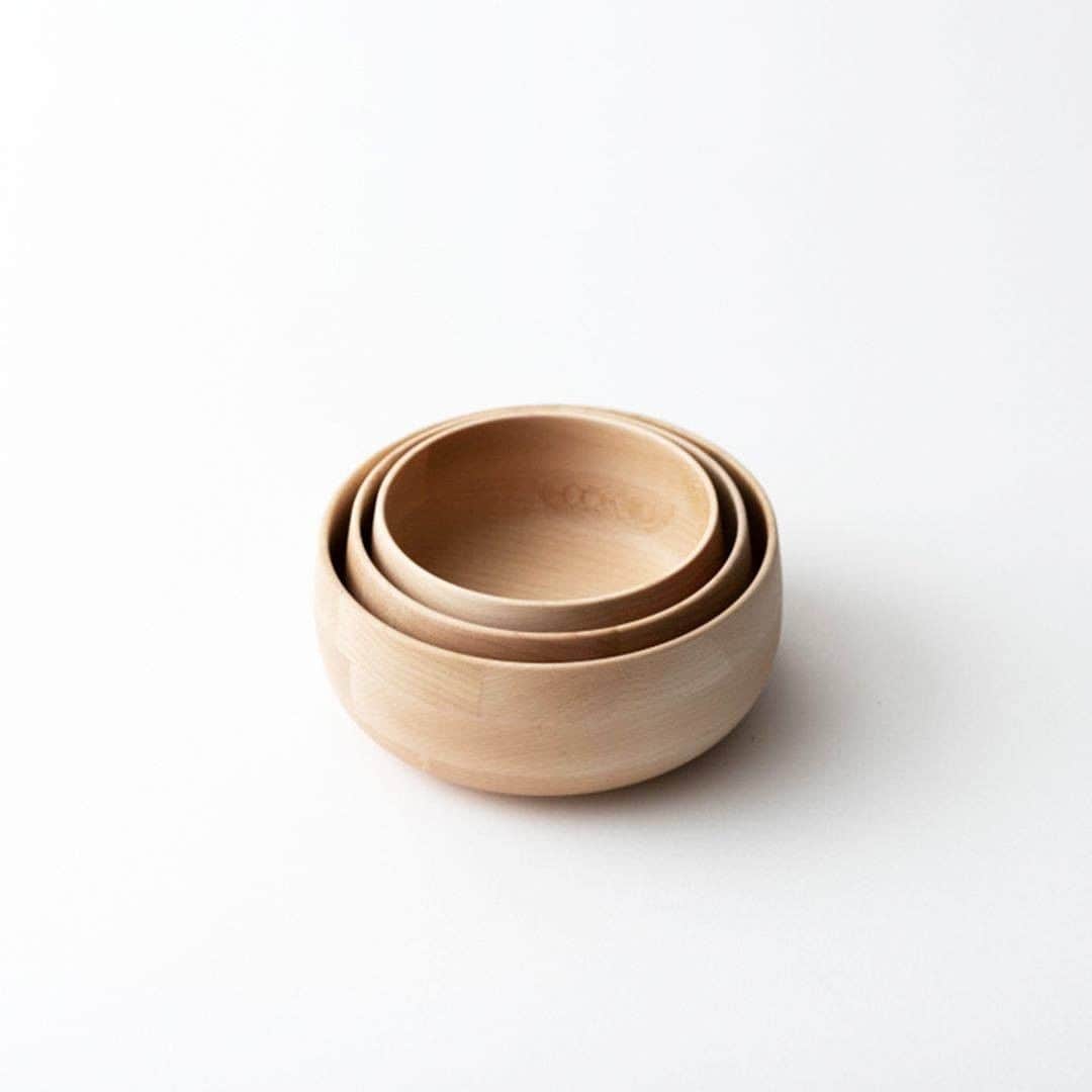 Otto Japan(オットージャパン) さんのインスタグラム写真 - (Otto Japan(オットージャパン) Instagram)「やわらかい木の器。テーブルにそっとぬくもりを。  - - - - - - - - - - - - - - - - 木製の食器を販売しているブランド「taffeta（タフタ）」からほんのり優しい色合いと柔らかいデザインの可愛いボウルが登場しました♪  色は優しい質感、色合いで細かな木目が特徴のメープルと、明るい色合いとしっかりした木目のラバーウッドの2種類。 どちらも食器棚でもテーブルでも違和感なく収まりますよ。  木目がきれいな木の器は、どんな食材にも合います。朝のヨーグルトや、お昼は簡単にあるものをざっくりと乗せた丼にも。夜はサラダボウルだけでなくご飯やお味噌汁にも使えちゃいます。  食洗器が使えるため、忙しい方にもピッタリです。使った後は食洗器にまかせちゃいましょう。  - - - - - - - - - - - - - - - -  ◆もっと商品について知りたい方は写真をタップ！  ================= マイモットーの商品が気になった方は「#私のマイモットー」で教えてください。 素敵な投稿は @my.motto.jp で紹介させていただきます。 =================  #木製ボウル #うつわ #taffeta #木の器 #kitchen #キッチン #台所 #キッチン雑貨  #キッチングッズ #テーブルコーディネート #テーブルウェア #テーブルフォト #食卓風景 #器好き #テーブルウェア #食洗器対応 #天然木 #暮らしを楽しむ #日々の暮らしを楽しむ #丁寧なくらし #暮らしの道具 #シンプルライフ #マイモットー #mymotto」7月21日 7時00分 - my.motto.jp