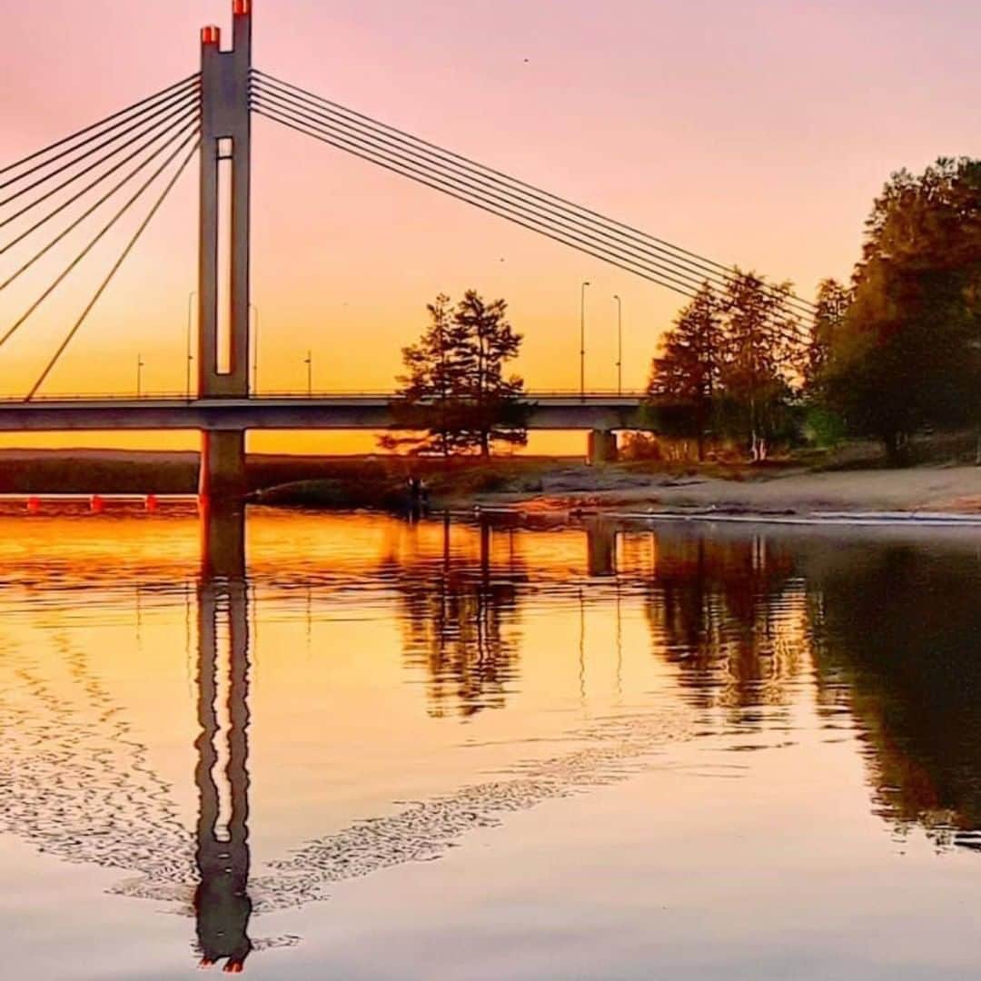 フィンランド政府観光局さんのインスタグラム写真 - (フィンランド政府観光局Instagram)「ロヴァニエミの夕暮れ。ロヴァニエミのランドマークとして知られているヤトカンキュンッティラ（木こりのキャンドル）橋。20世紀のロヴァニエミで一般的だった職業、きこりが木を削って作るトーチの形に似ていることから名づけられました。 ． @arska907 さんの写真。Kiitos！ #visitfinland #ourfinland #visitfinlandjp # #finland #北欧旅行 #travelgram #フィンランド #フィンランド政府観光局 #北欧 #travel #instatravel #travel #travelgram #travelling #traveler #おうちで北欧を楽しもう #おうちフィンランド #旅を夢見て #北欧に行きたい気持ちを満たそう #夕焼け #サンセット #ロヴァニエミ #visitrovaniemi」7月21日 7時00分 - visitfinlandjapan