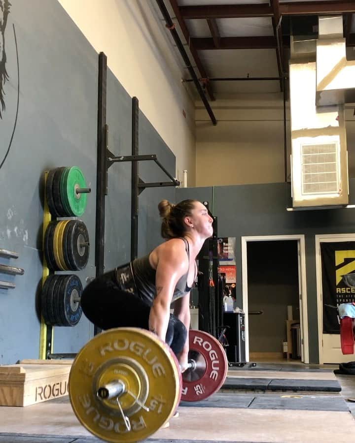 マッティ・ロジャーズのインスタグラム：「Just being absurdly sweaty on a Monday. It was HOT HOT today for marathon Monday & there were multiple points I wasn’t sure if I could finish my workout. Pretty sure I had to convince myself to do every single set after the first 2 hours passed. But I FINISHED and I only kind of died, so I’ll take today as a win. Nothing amazing by any means, but grunt work, mental work & a ton of sets. And approx. 7 gallons worth of sweat.  @2poodperformance @roguefitness @xendurance」