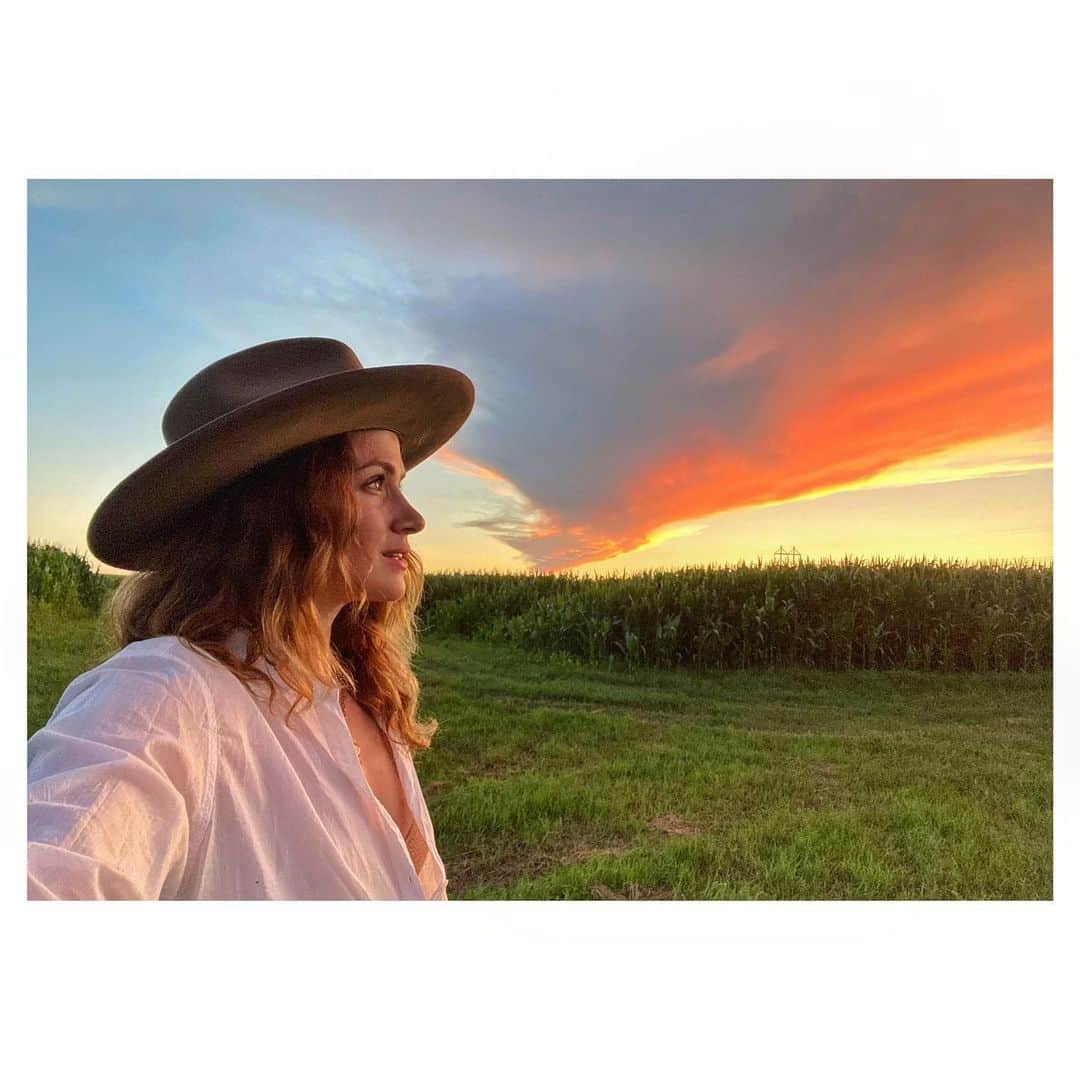 シャンテル・ヴァンサンテンのインスタグラム：「If these corn fields could talk... they would tell you all my secrets and dreams.」