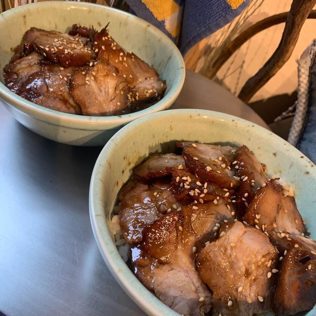 NANAさんのインスタグラム写真 - (NANAInstagram)「GOOD MORNING🌿 ☆ 今日の作り置きお昼はチャーシュー丼💪チャーシューは1日寝かせるとしっとり美味しい😋👍 ☆ チャーシューの作り方を昨日沢山DMで聞かれたからざっくりレシピ🤓✍️ ☆ 豚かたまり肉をごま油で焼いて軽く焼き目を付ける。肉八分目位まで水を入れて1時間位煮る(しょうがチューブたっぷり入れて)煮汁がめちゃくちゃ減ったらハチミツ、出汁醤油、みりんを適当に入れて煮詰める。トロミがついてきて肉に絡んできたら出来上がり！長ネギの緑の部分とかがあれば煮込むとき入れたりするけどなきゃないで大丈夫！ ☆ めちゃくちゃ簡単だよー😋やってみてね👍 ☆ さ、今日も1日頑張ろ💪あ、pic2枚目は昨日キッチン掃除して冷蔵庫にしまった調味料たちwやっぱり冷蔵庫に保存しとくのが1番安心😊 ☆ #チャーシュー丼#作り置き#手作りチャーシュー#foodpicsdaily#jk飯#おうちカフェ#foodporn#foodpic#愛情ご飯」7月21日 6時58分 - nana1977hs