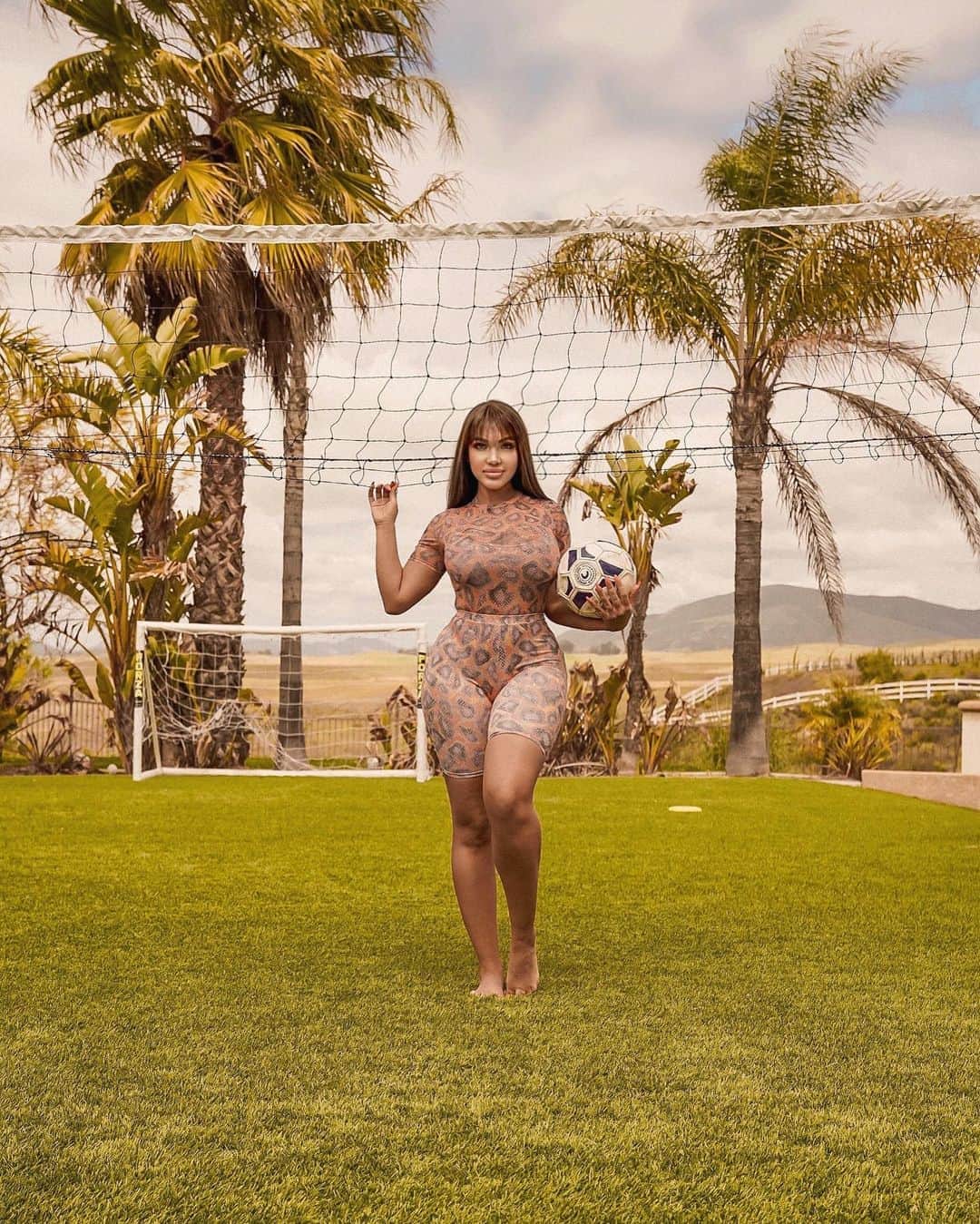 Aylen Aのインスタグラム：「@fashionnova.. I can play the game too ⚽️ Fashionnovapartner」