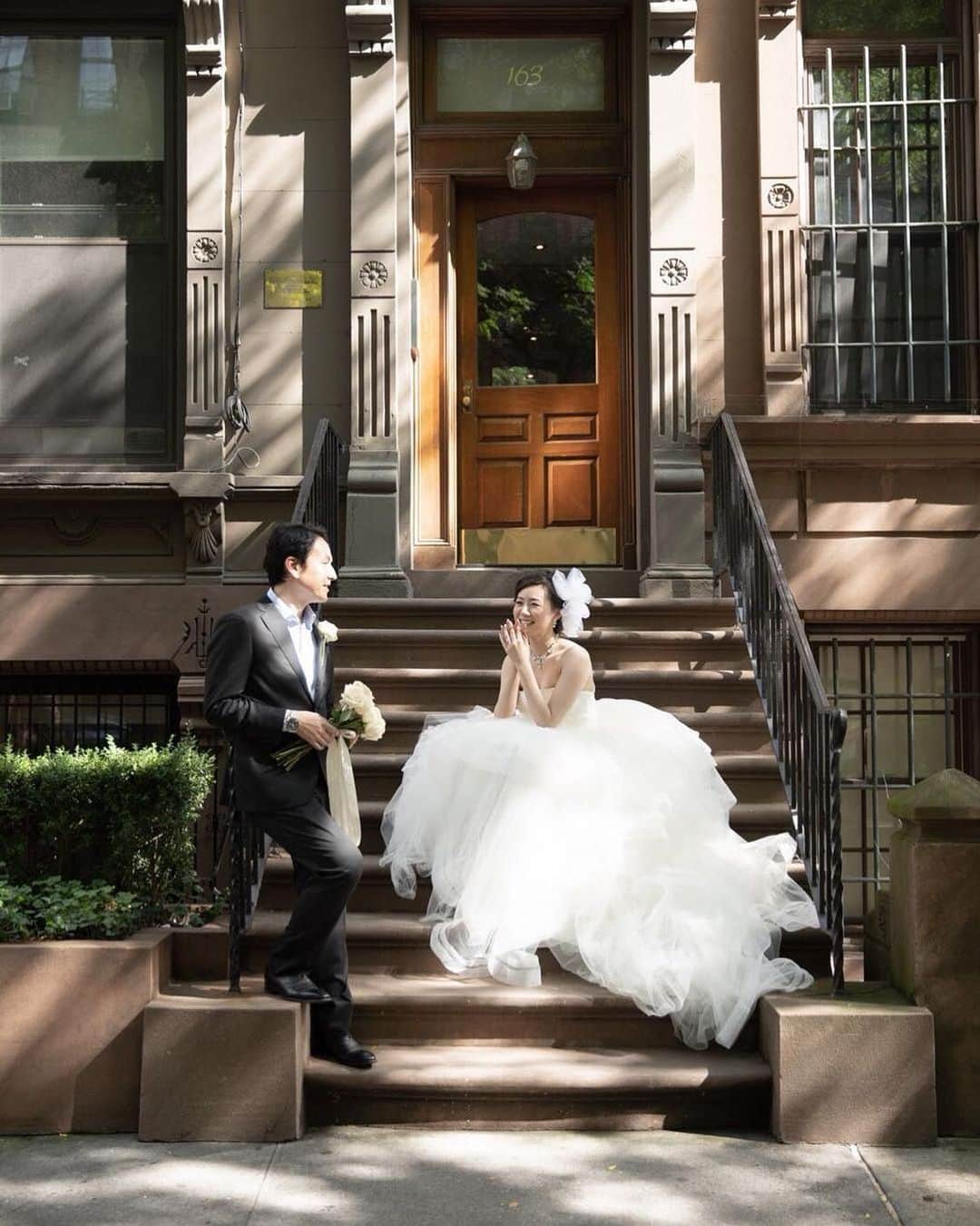 25ans Wedding 公式 Bridesのインスタグラム：「今日は、ニューヨークで撮影を行ったMARIさんのフォトをリポスト📸 ボリュームがありながらも軽やかな印象のドレスに、存在感たっぷりなヘッドドレスがぴったりです🕊」