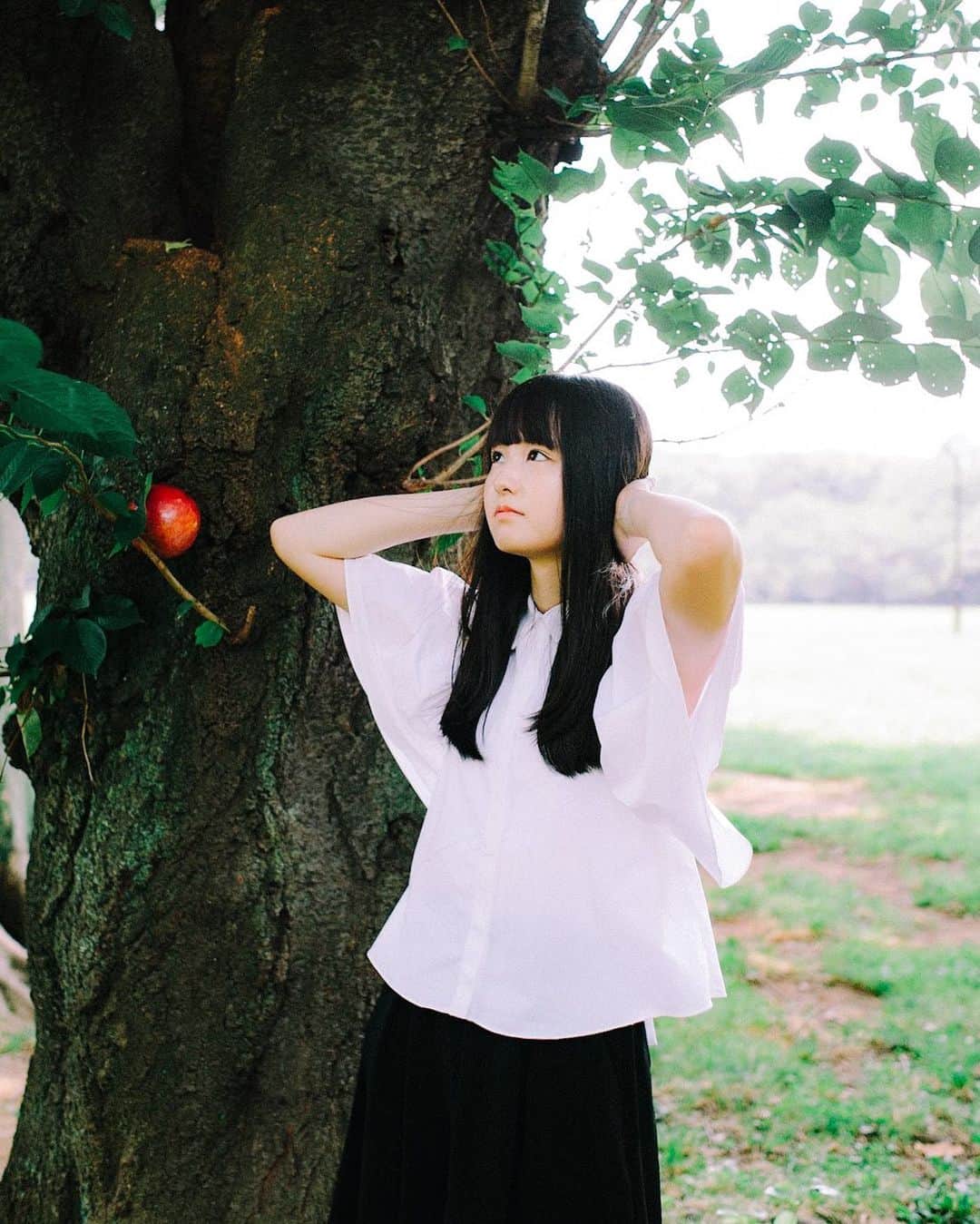 hiderin777のインスタグラム：「morning 🌿 . . . 今日は朝5時起きで奈良県の十津川村っていう秘境に向かってます🚃 . . . . 🍎」