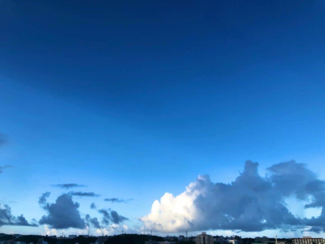 清水直行さんのインスタグラム写真 - (清水直行Instagram)「おはよう☀夏空  #沖縄  #那覇市  #空 #そら #sky #skylovers  #雲 #clouds #cloud」7月21日 7時10分 - naoyuki_shimizu_