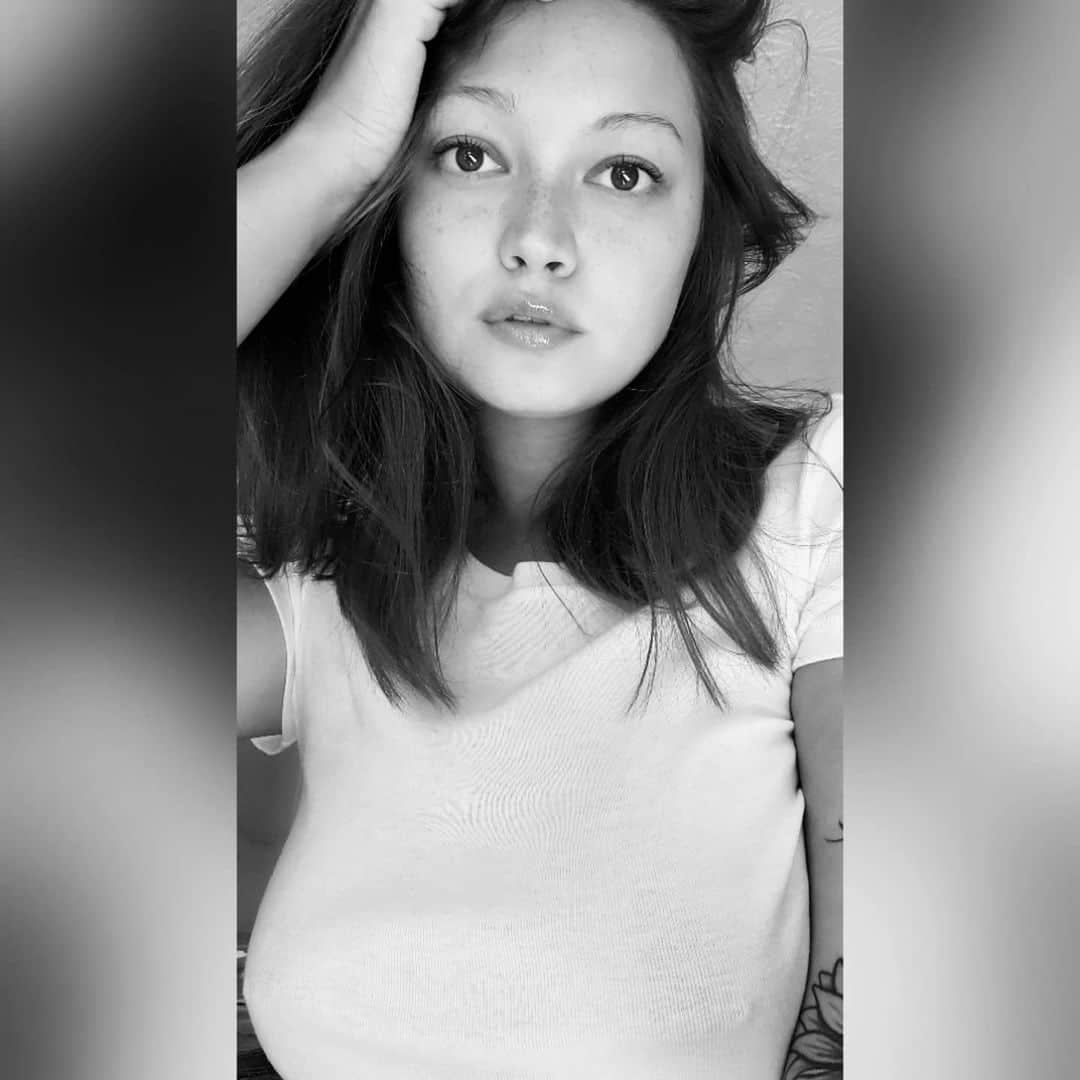 Chelsie Arynのインスタグラム：「always with a random ass selfie 🤷🏽‍♀️」